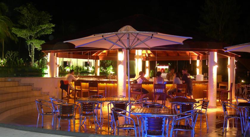 Отель The Warwick Fiji Королеву Экстерьер фото The bar at the pool