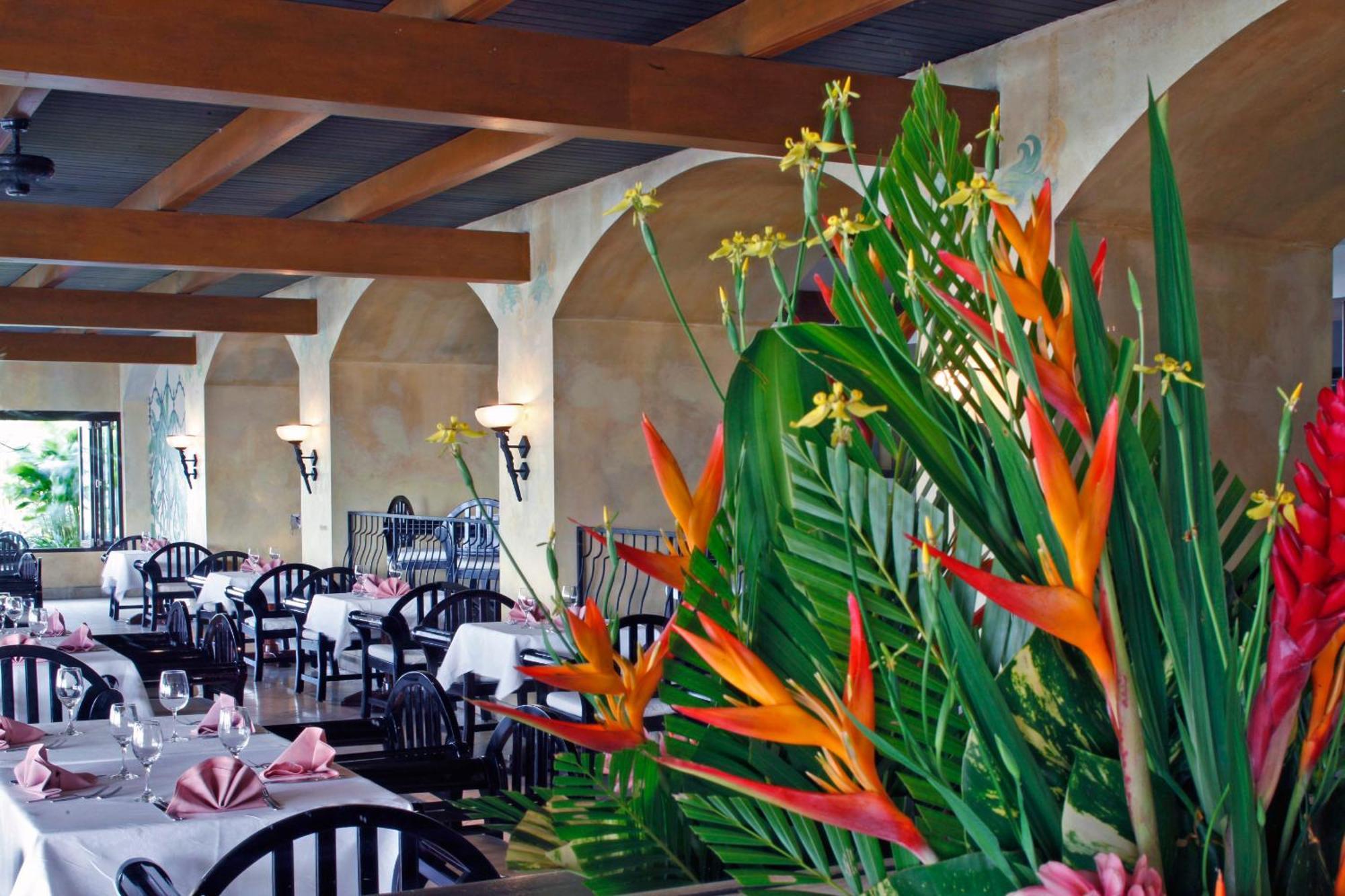 Отель The Warwick Fiji Королеву Экстерьер фото Interior of the restaurant