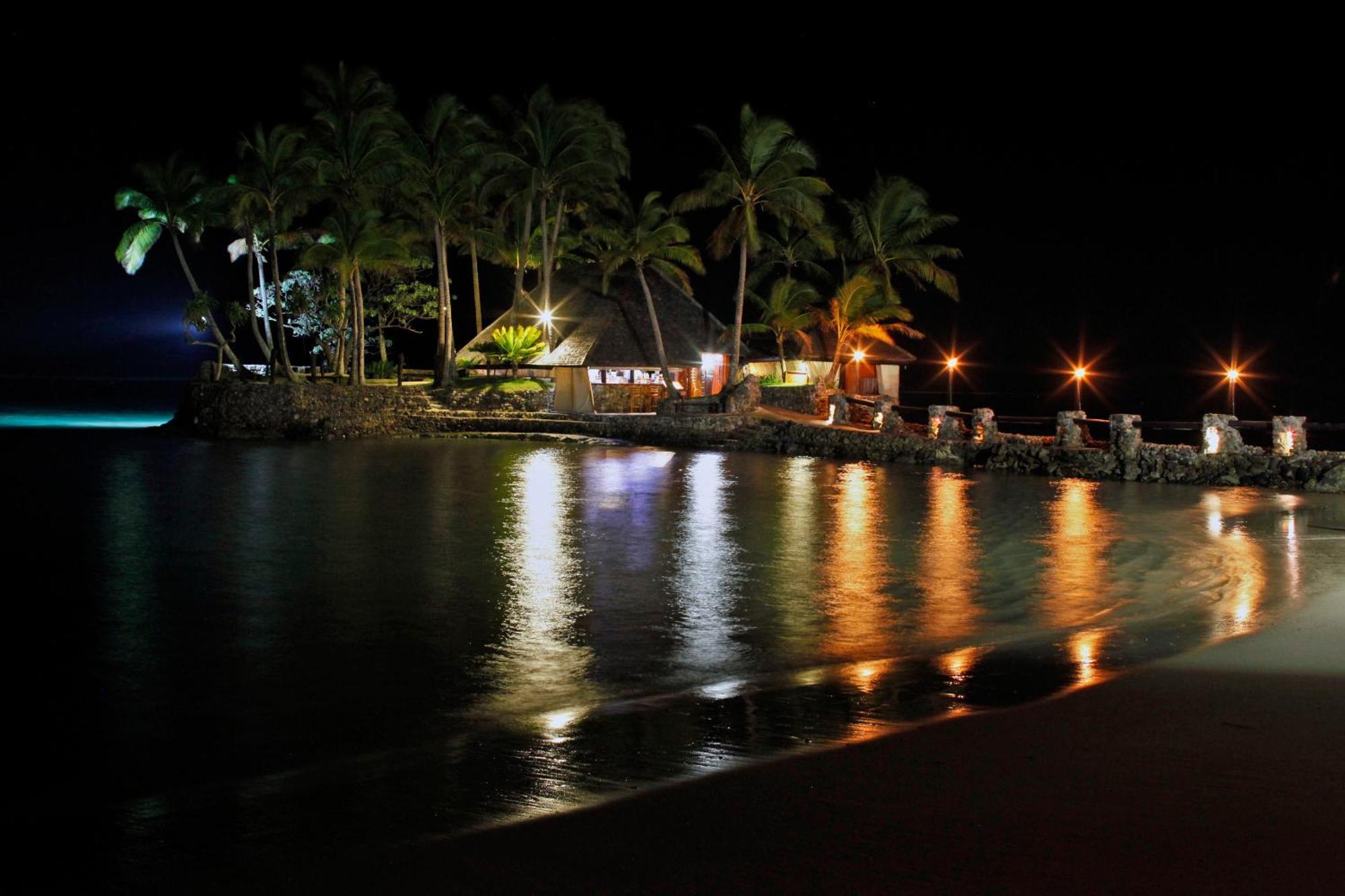 Отель The Warwick Fiji Королеву Экстерьер фото Night view of the beach