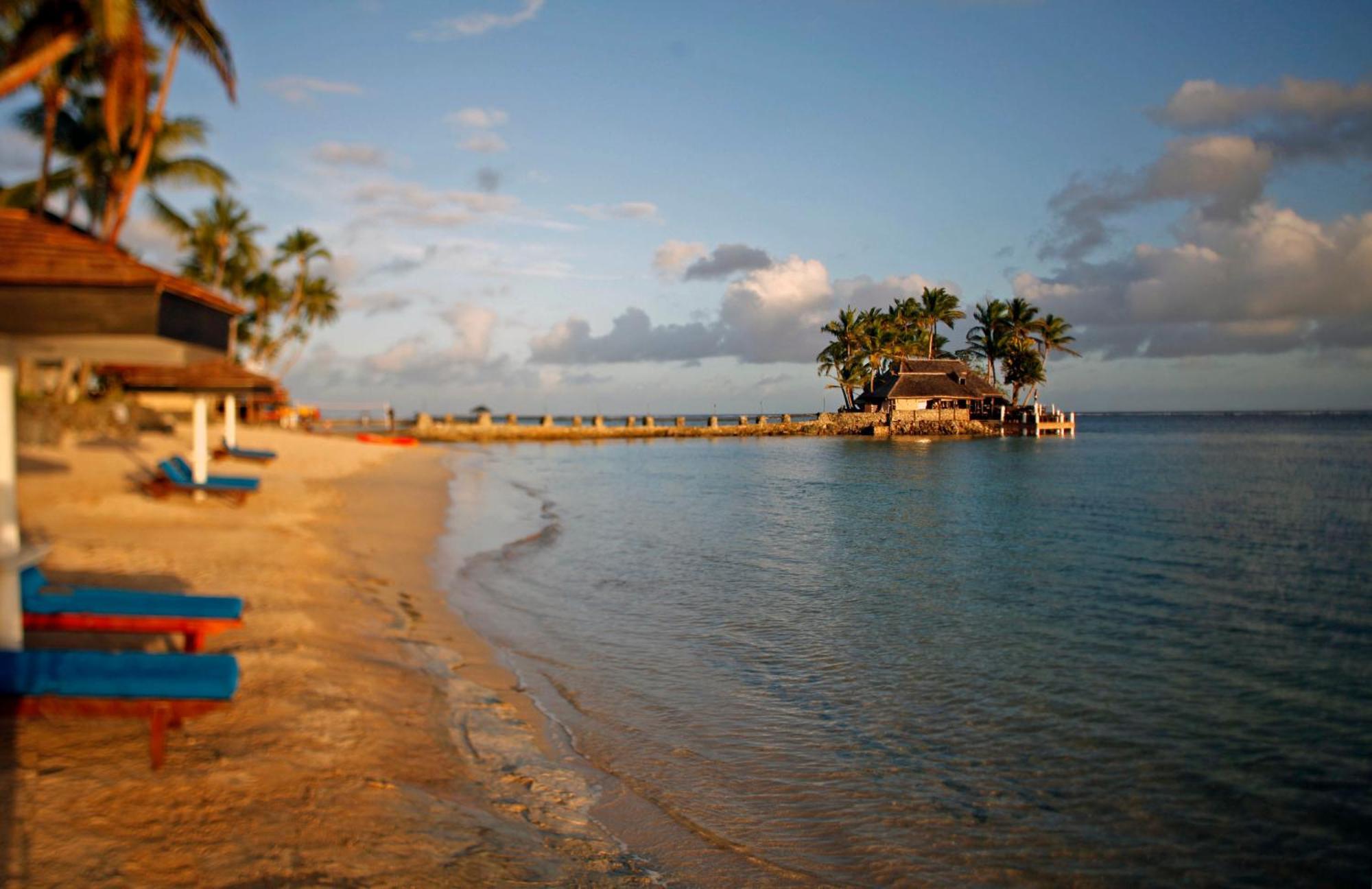 Отель The Warwick Fiji Королеву Экстерьер фото Sunset at the beach