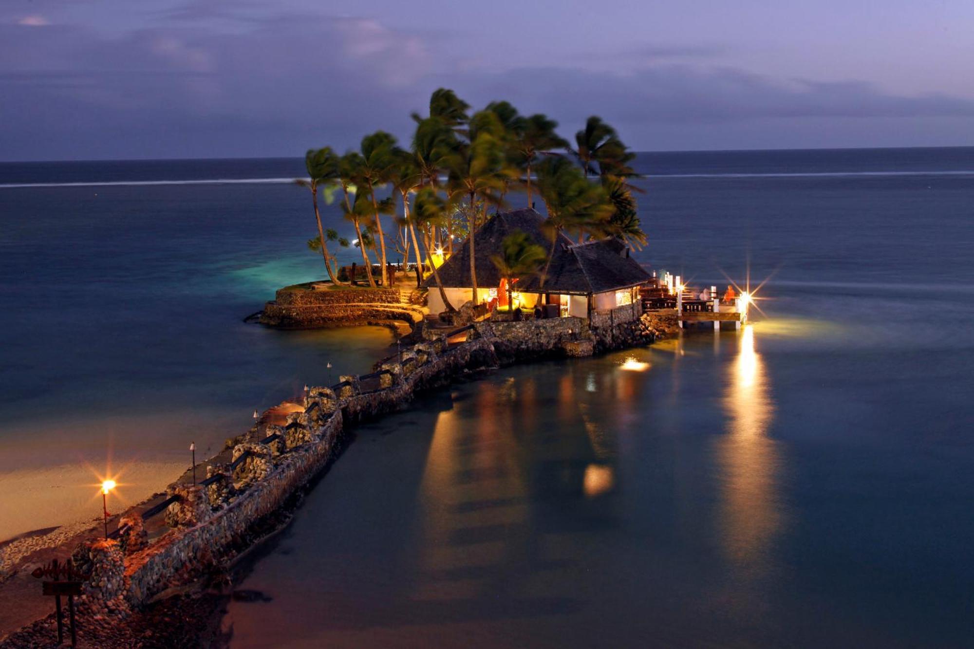 Отель The Warwick Fiji Королеву Экстерьер фото The Rock at night