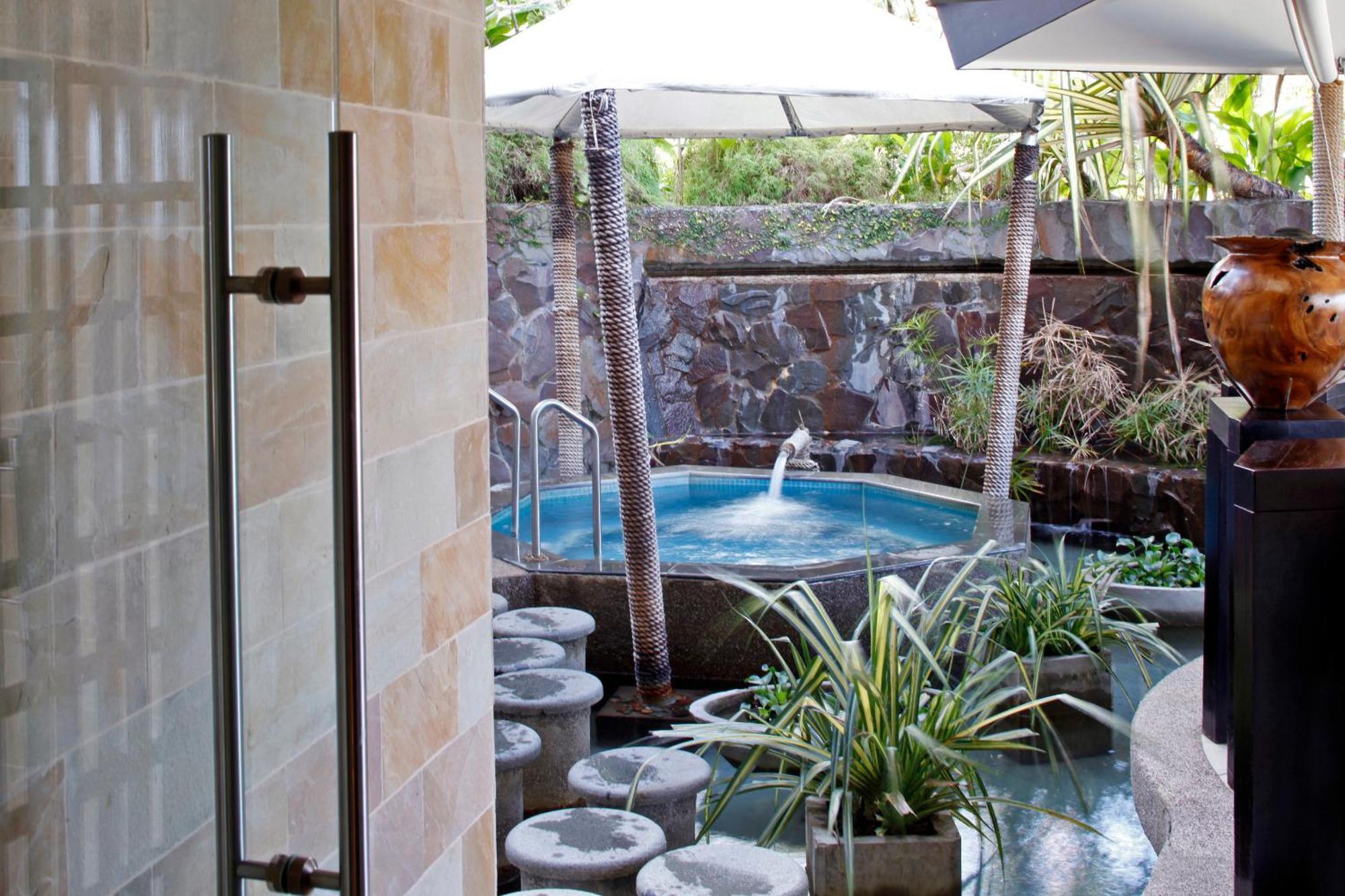 Отель The Warwick Fiji Королеву Экстерьер фото A private onsen in Hawaii