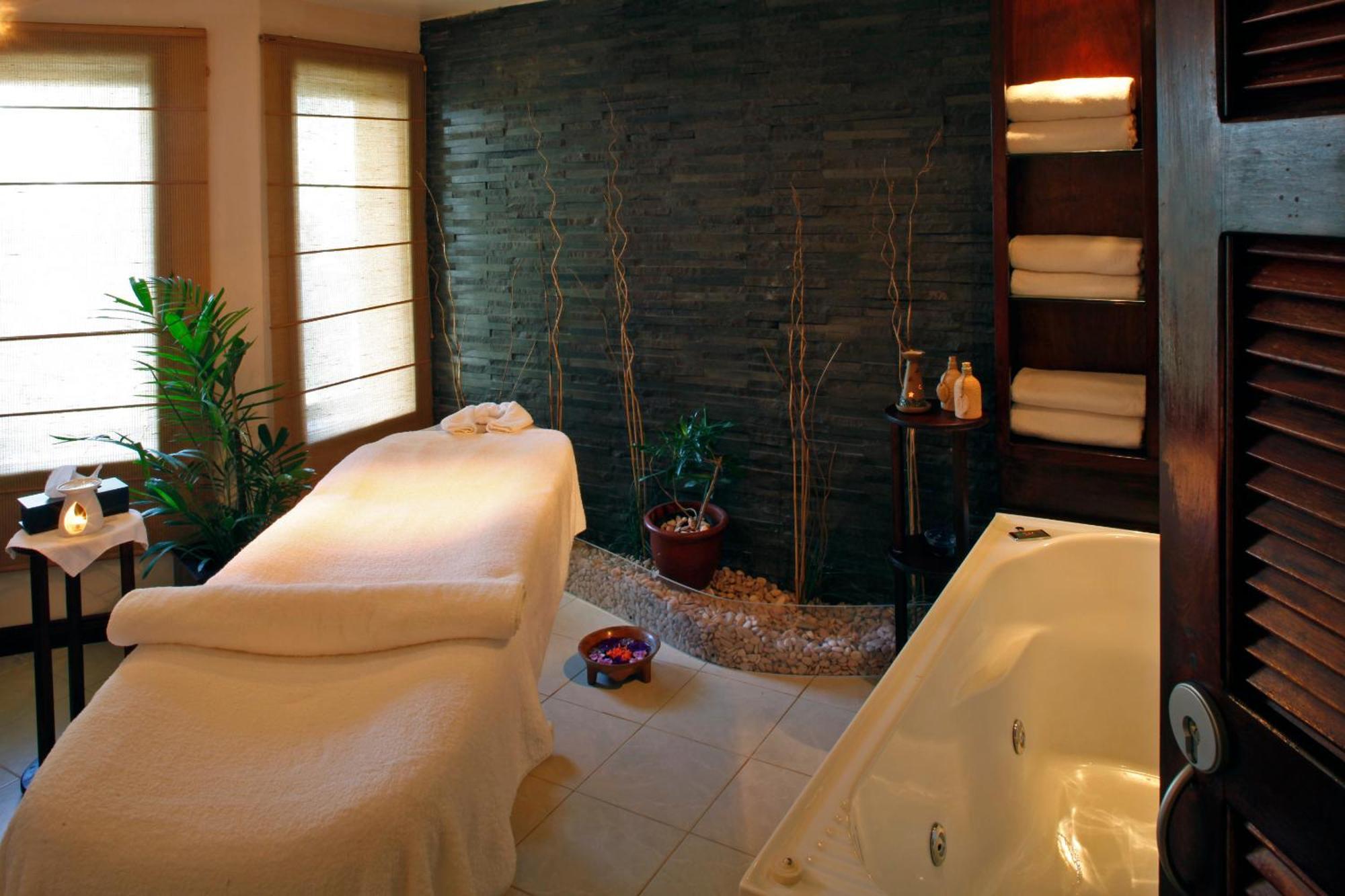 Отель The Warwick Fiji Королеву Экстерьер фото A spa treatment room