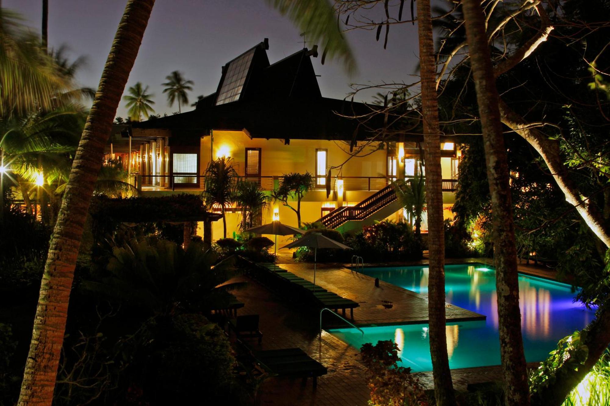 Отель The Warwick Fiji Королеву Экстерьер фото The house at night