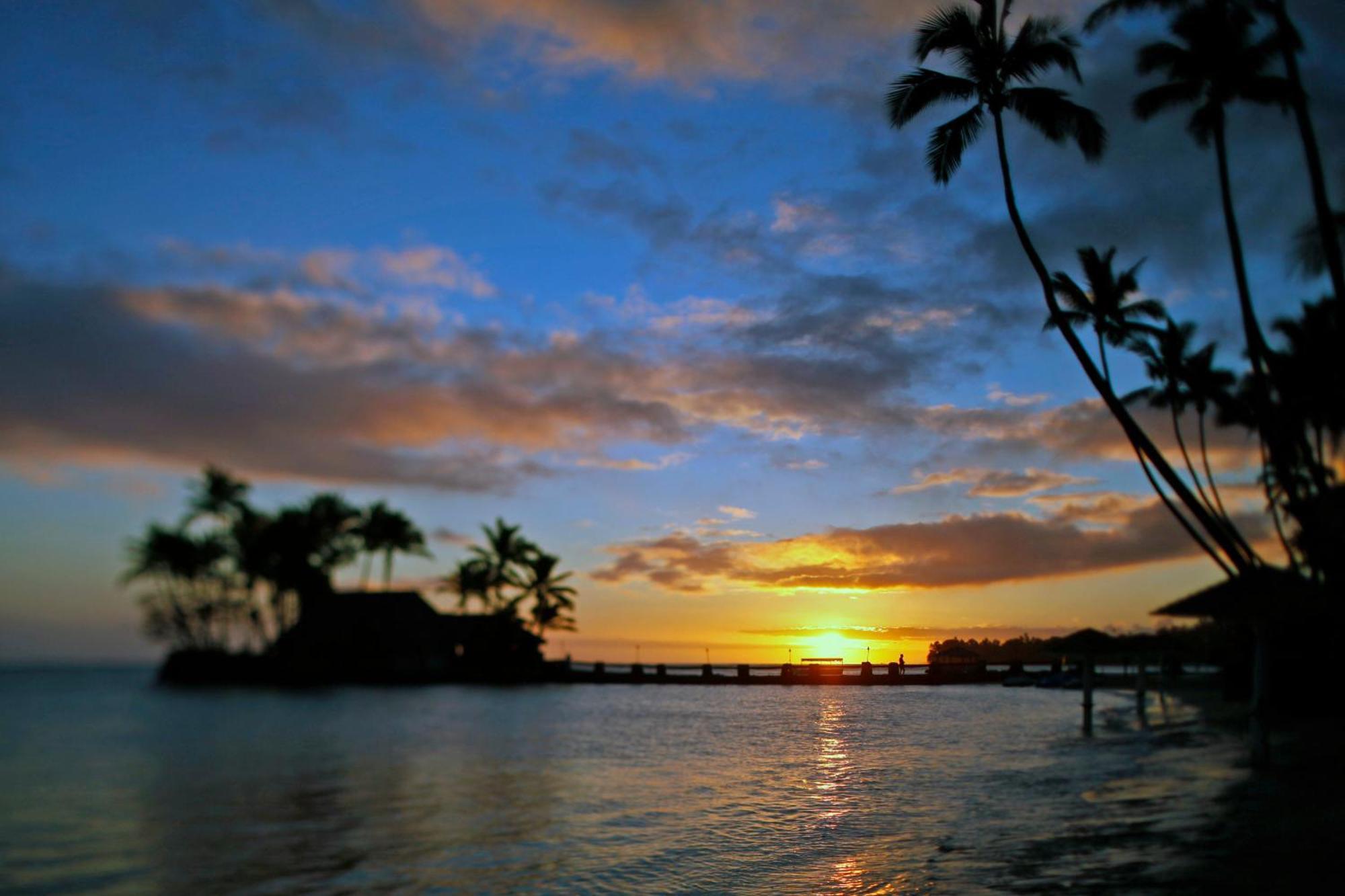 Отель The Warwick Fiji Королеву Экстерьер фото Sunset at the Four Seasons Resort