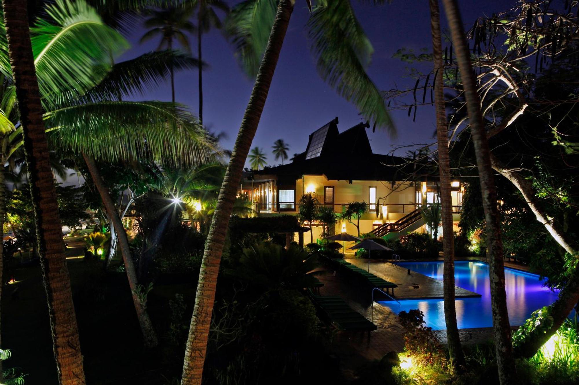Отель The Warwick Fiji Королеву Экстерьер фото The resort at night