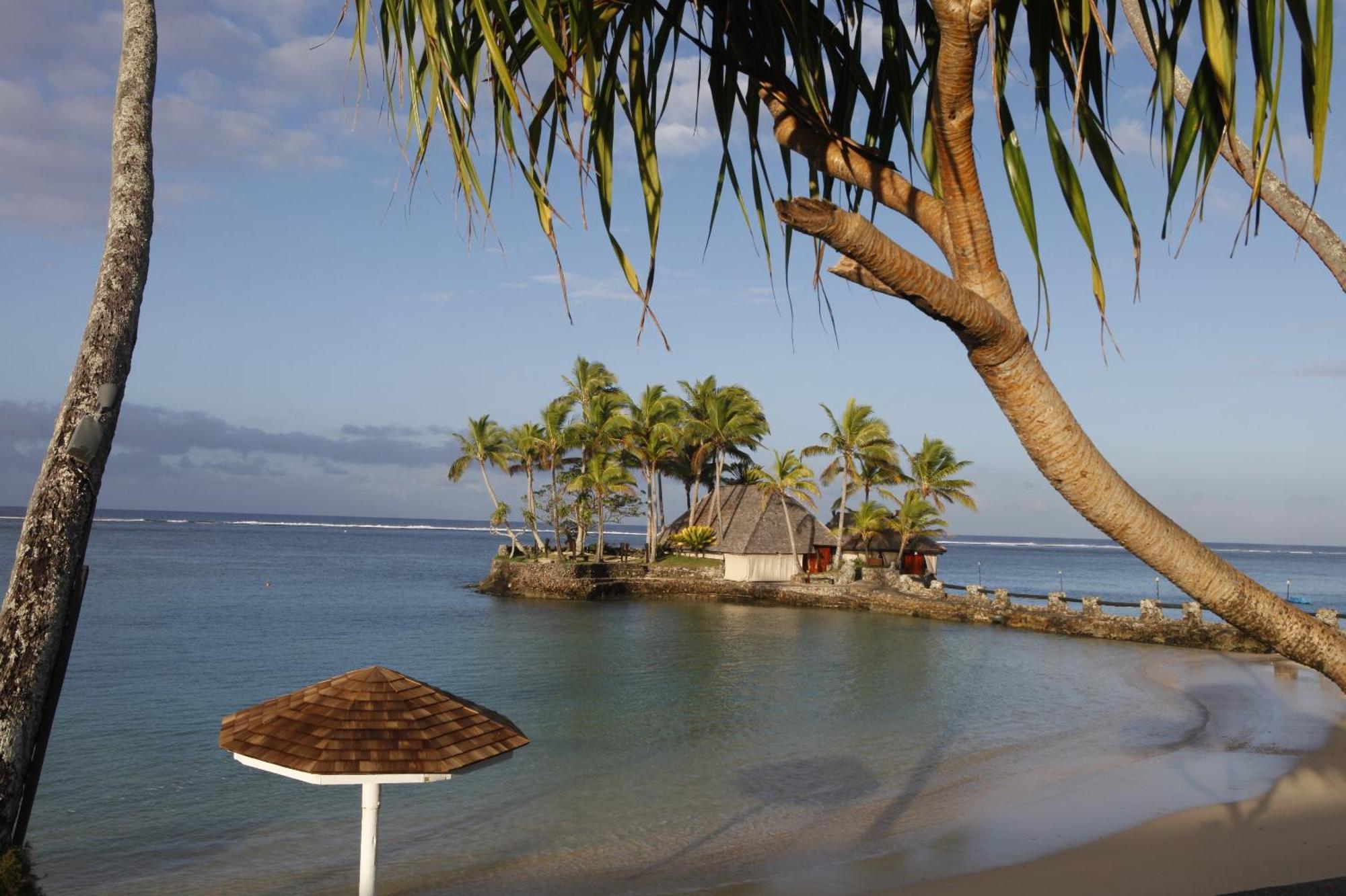 Отель The Warwick Fiji Королеву Экстерьер фото A view of the beach at the resort