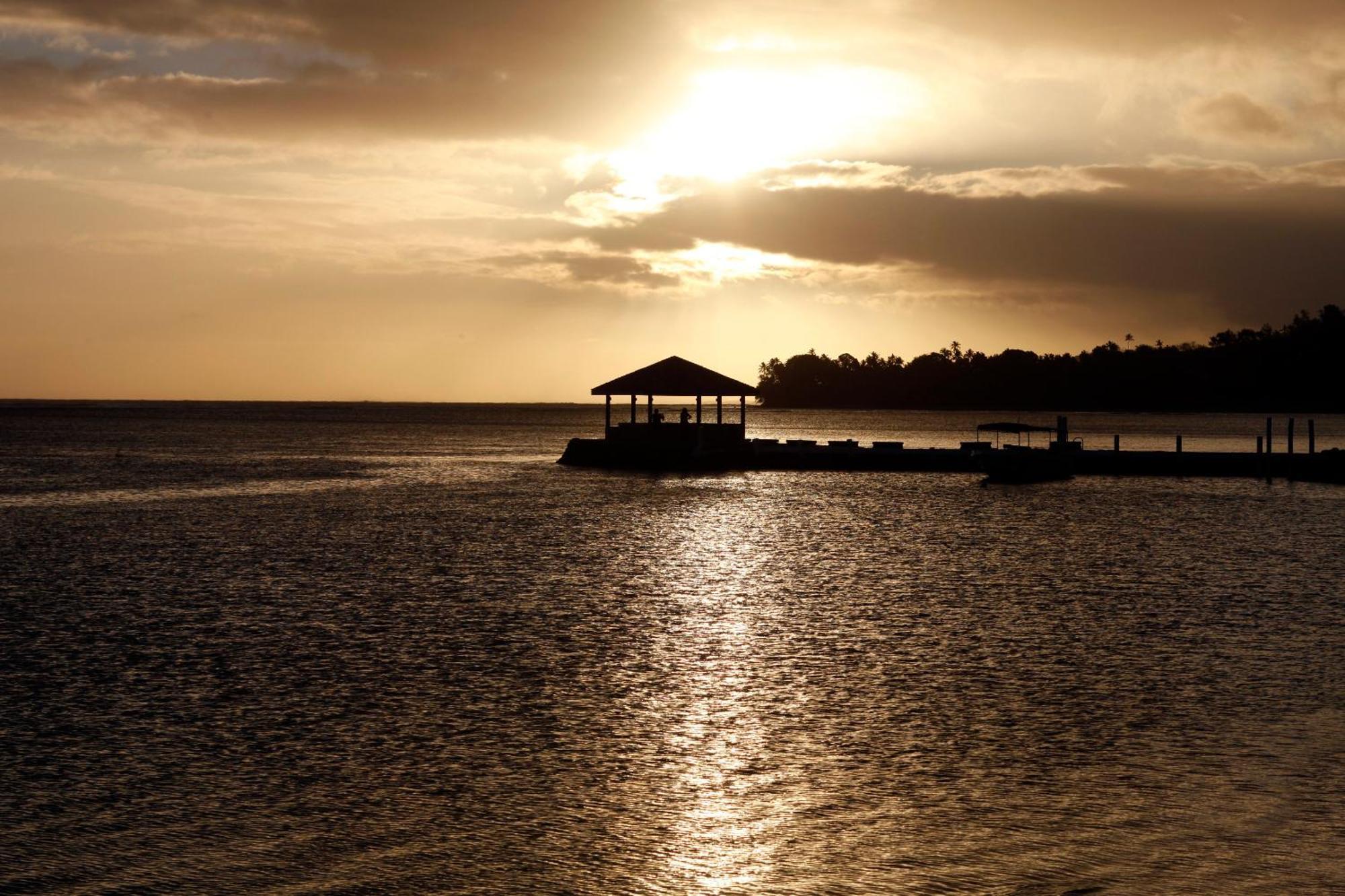 Отель The Warwick Fiji Королеву Экстерьер фото Sunset at the beach