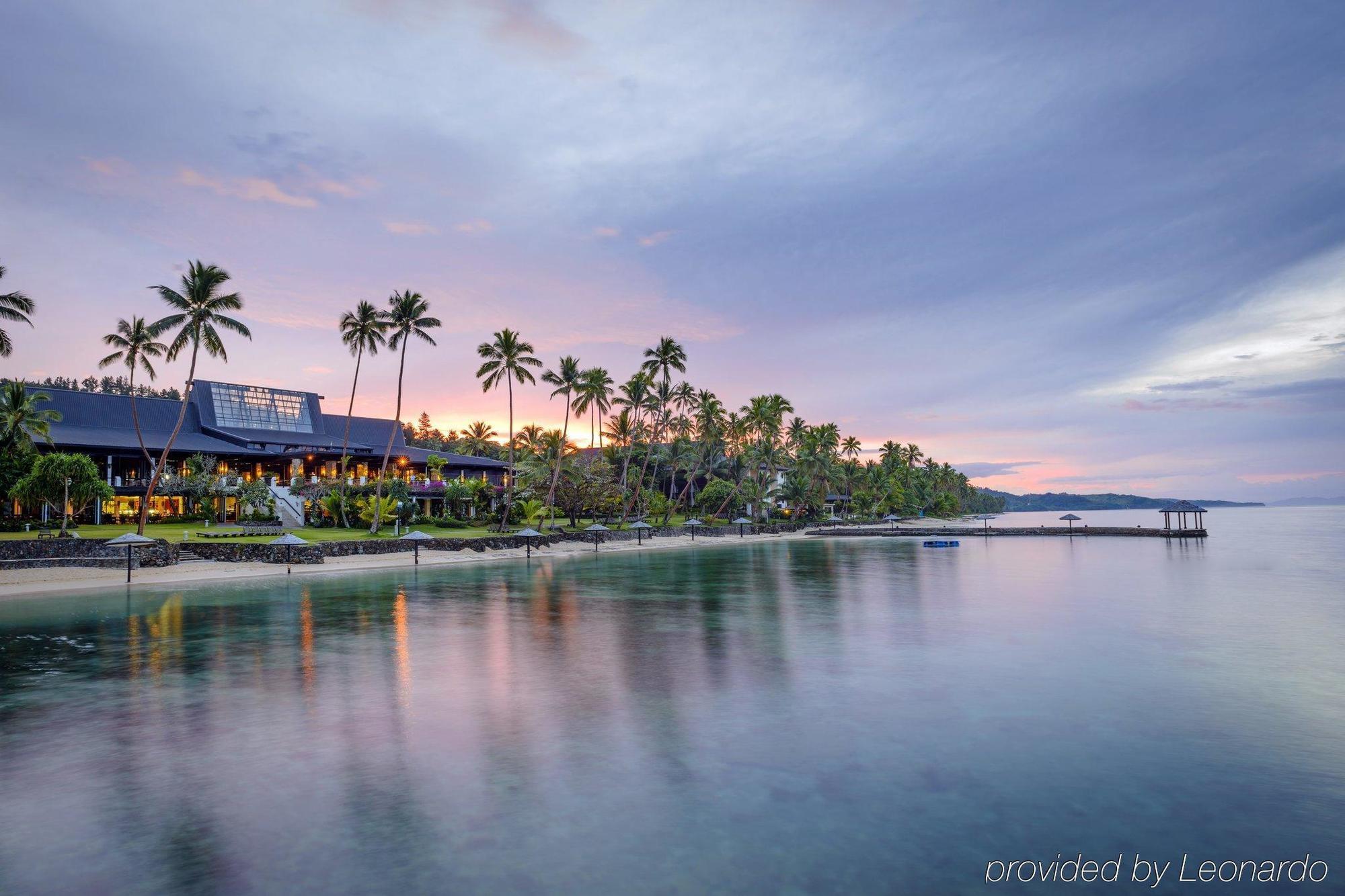 Отель The Warwick Fiji Королеву Экстерьер фото Sunset at the Sheraton Resort