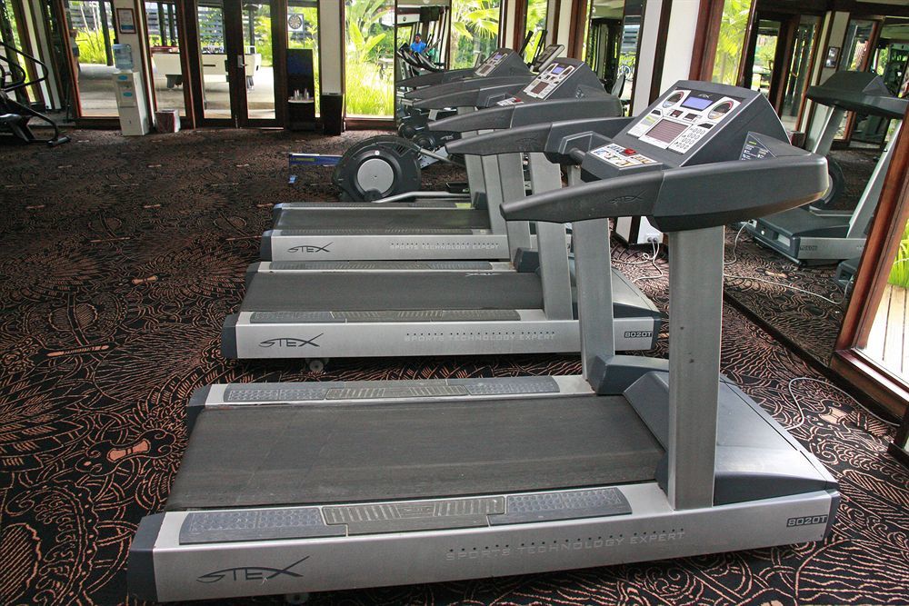 Отель The Warwick Fiji Королеву Экстерьер фото Treadmills in a gym