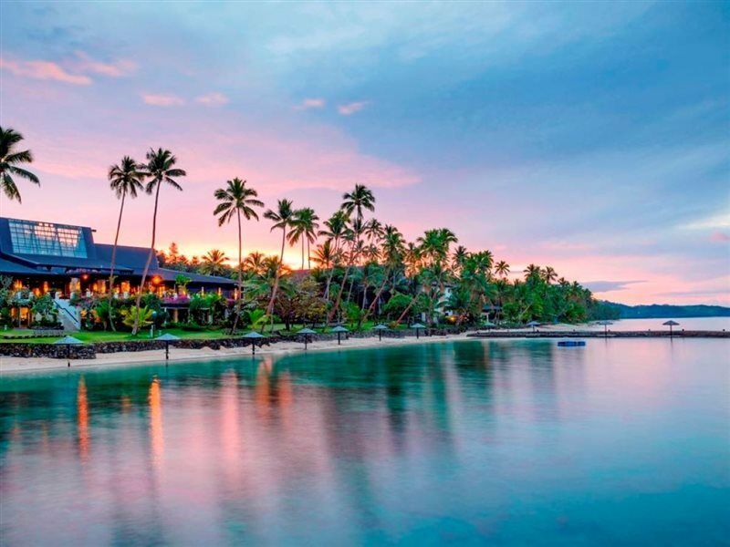 Отель The Warwick Fiji Королеву Экстерьер фото Sunset at the Four Seasons Resort