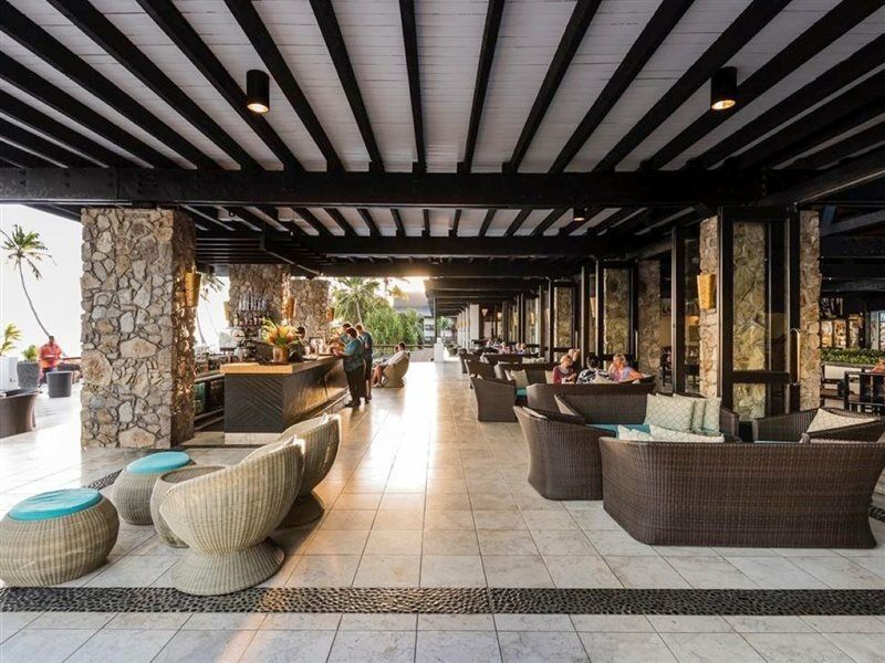 Отель The Warwick Fiji Королеву Экстерьер фото The lobby of the hotel
