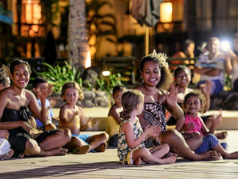 Отель The Warwick Fiji Королеву Экстерьер фото A family from the Cook Islands